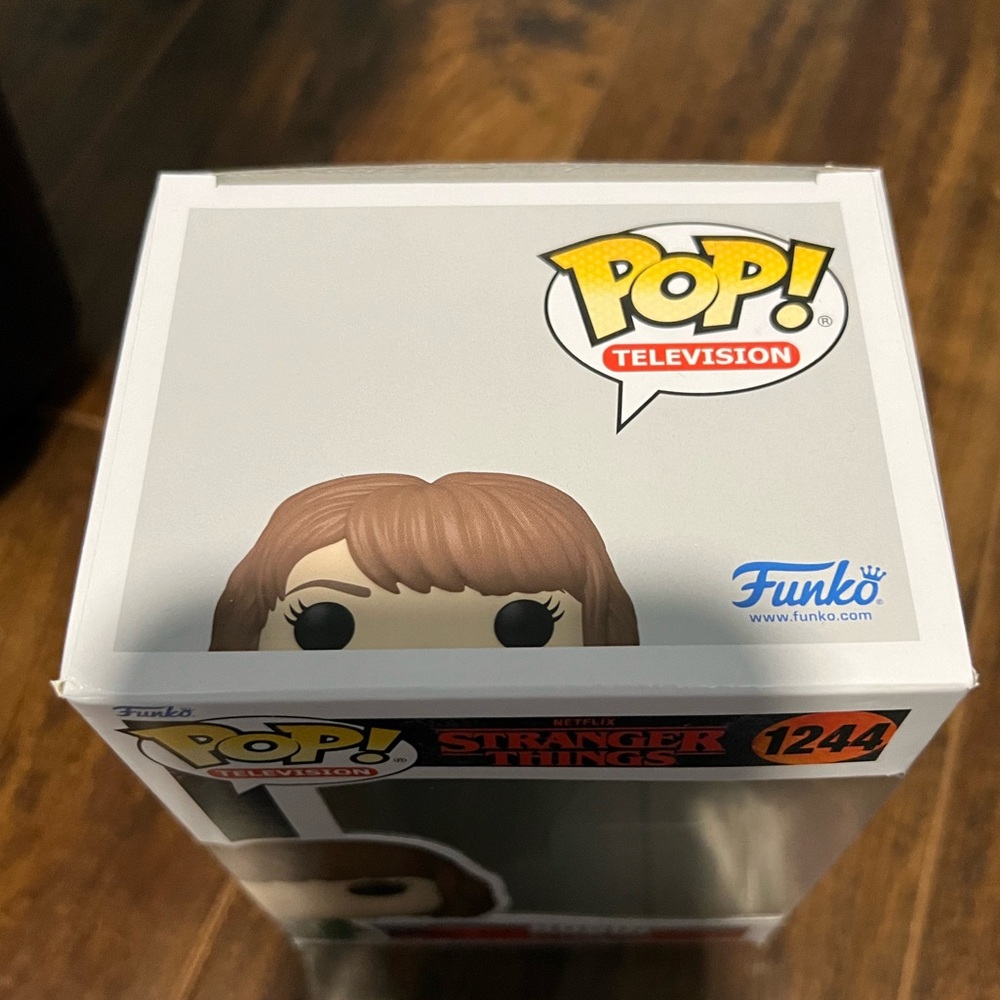 Funko Pop! TV: Stranger Things - Robin Vinyl Figure - Picture 5 of 6